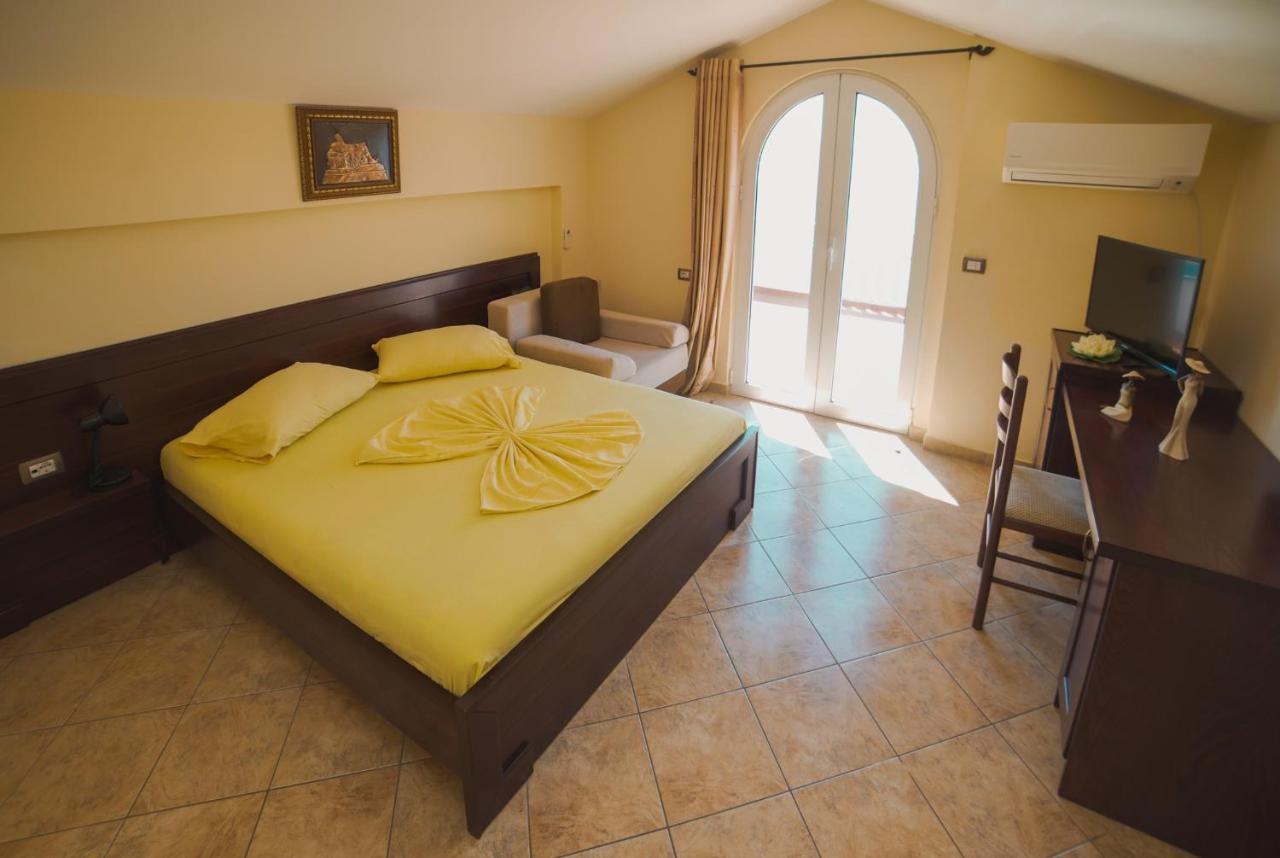 Hotel Serxho Sarande Bagian luar foto