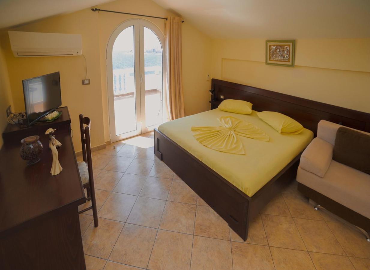 Hotel Serxho Sarande Bagian luar foto